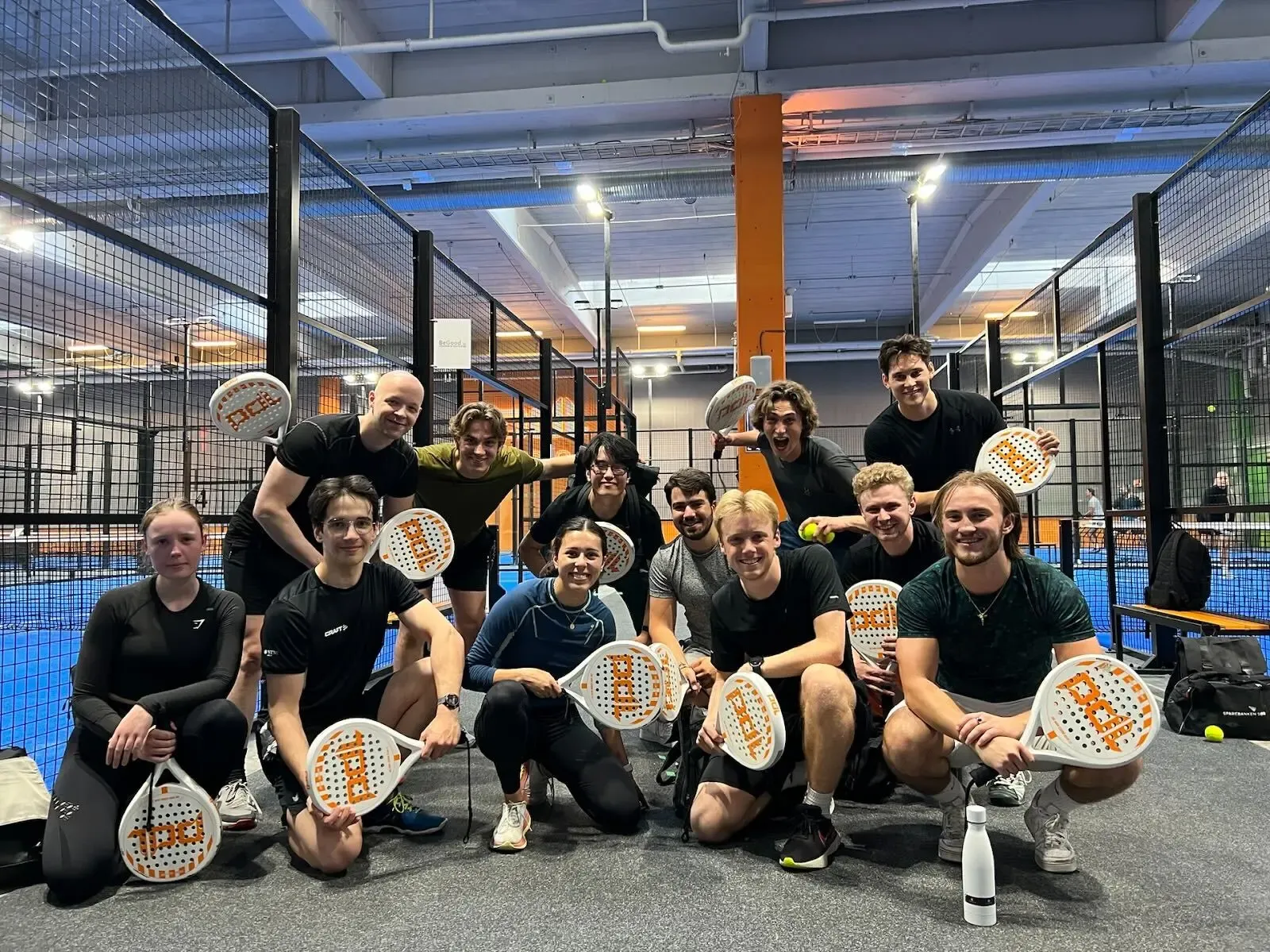 Sommerstudentene etter padel