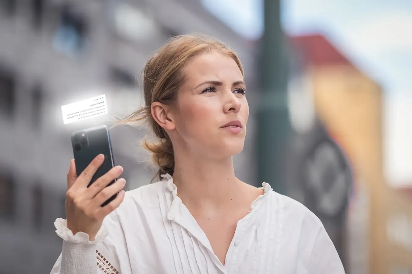 Hannah sjekker telefonen