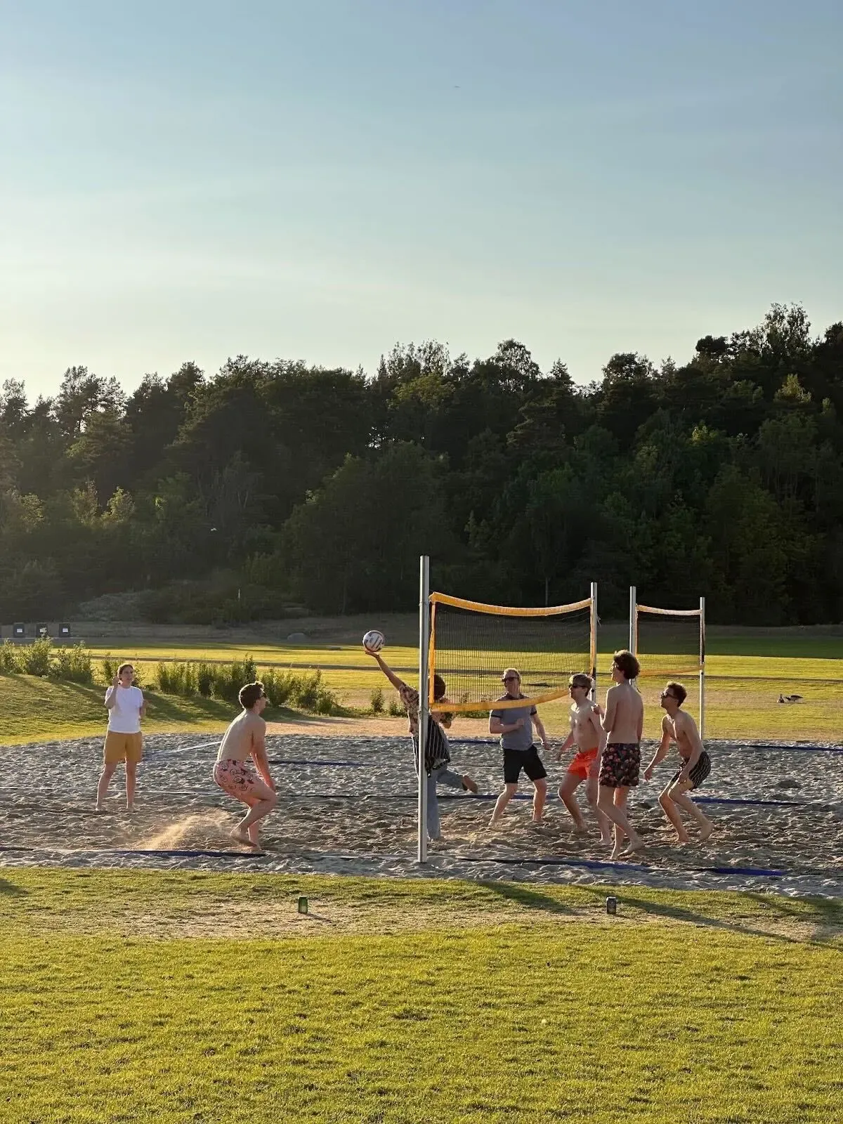 Sommerstudentene spiller sandvolleyball